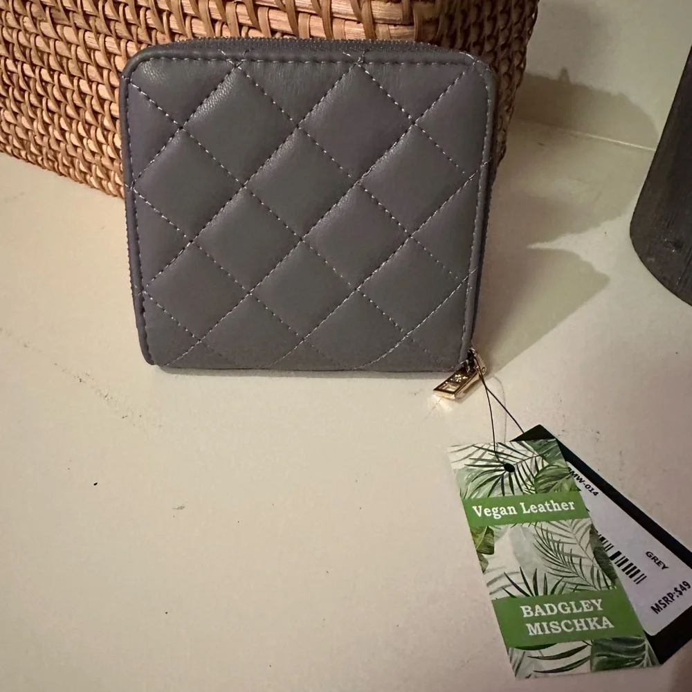 Badgley Mischka Vegan Leather Gray Quilted Wallet | NWT‎